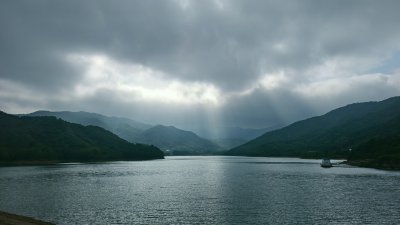 山湖沐天光